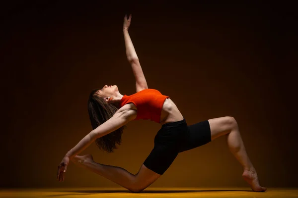 Ballerina Sta Facendo Grande Equilibrio Posa Terra — Foto Stock