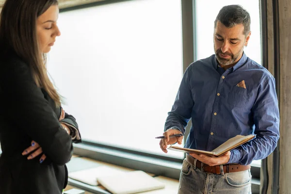 Dos Increíbles Empresarios Están Discutiendo Los Nuevos Planes Ideas Para —  Fotos de Stock