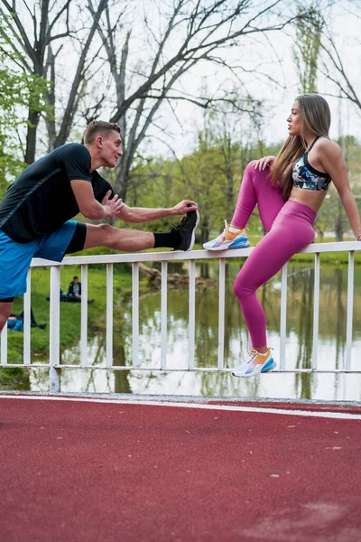 Mulher Atlética Homem Aquecendo Antes Seu Treino Matinal Parque Verde — Fotografia de Stock