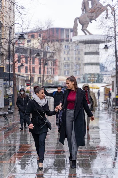Dos Mujeres Atractivas Hermosas Están Caminando Juntas — Foto de Stock