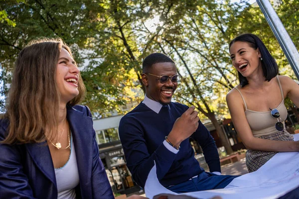 Három Multiracionális Fiatal Üzleti Partner Együtt Nevet Miközben Elkészítik Tervet — Stock Fotó