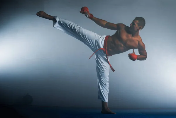 Potret Seorang Profesional Kaukasia Taekwondo Tingkat Sabuk Merah Dan Mempersiapkan — Stok Foto
