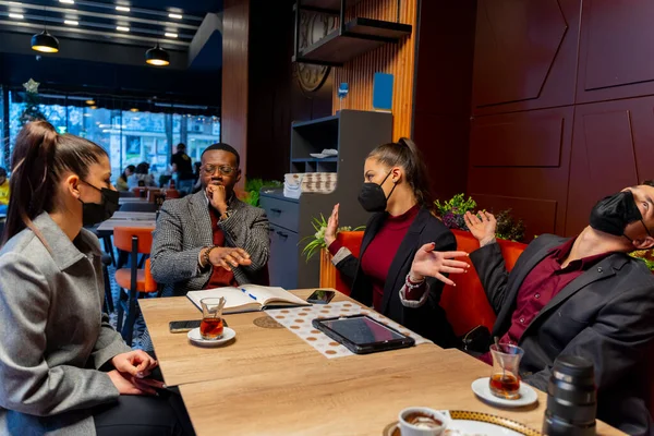 Skupina Multiraciálních Podnikatelů Vede Velkou Diskuzi — Stock fotografie