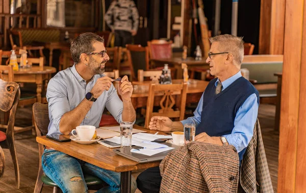 Due Uomini Affari Anziani Sorridono Mentre Parlano Bar Bevono Loro — Foto Stock