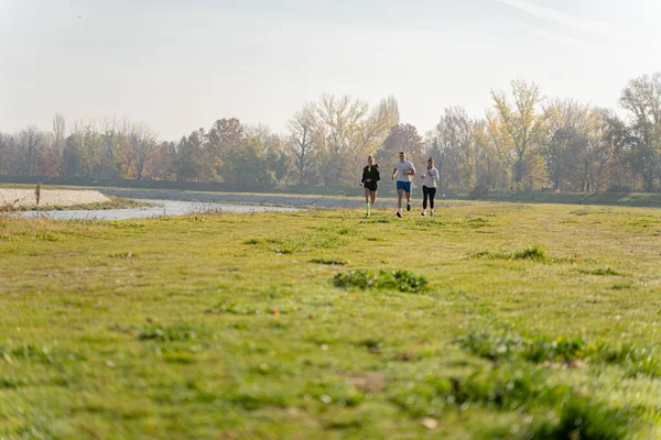 Drie Geweldige Aantrekkelijke Vrienden Zijn Joggen — Stockfoto