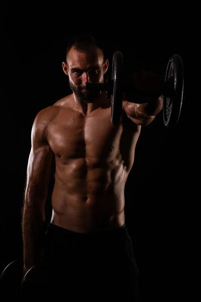 英俊男子赤身裸体在健身房举重的肖像 — 图库照片
