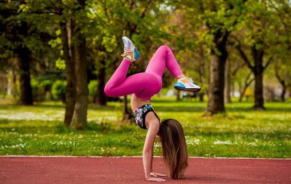 Bild Idrottskvinna Talet Bär Rosa Träningsoverall Träna Och Stretching Kropp — Stockfoto