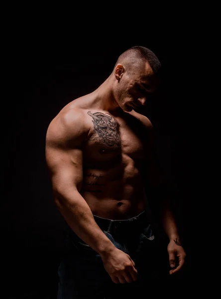 Spieren Fit Bodybuilder Fitness Mannelijk Model Poseren Zwarte Achtergrond — Stockfoto