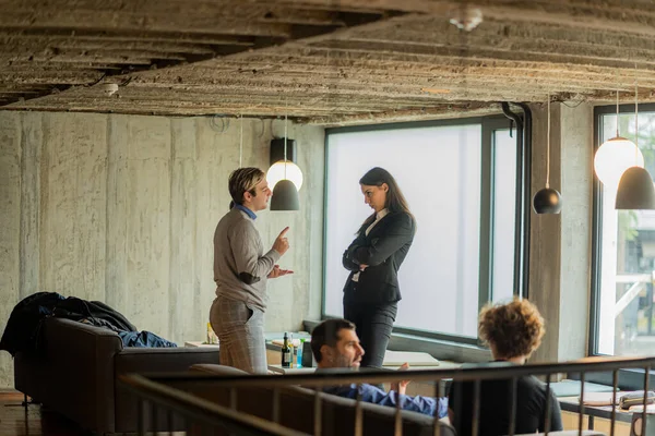 Dos Jóvenes Empresarios Increíbles Están Teniendo Una Conversación Seria Sobre — Foto de Stock