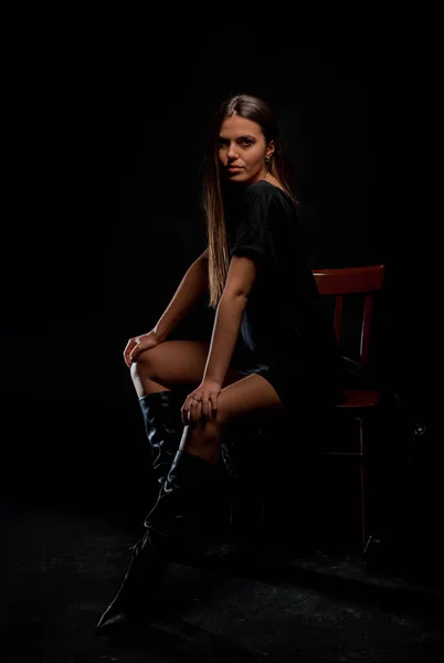 Retrato Una Atractiva Chica Moda Botas Rodilla Cuero Túnica Negra —  Fotos de Stock