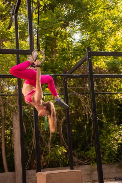 Fit Attractive Young Girl Trying Flip While Holding Herself Upside — Stock Photo, Image