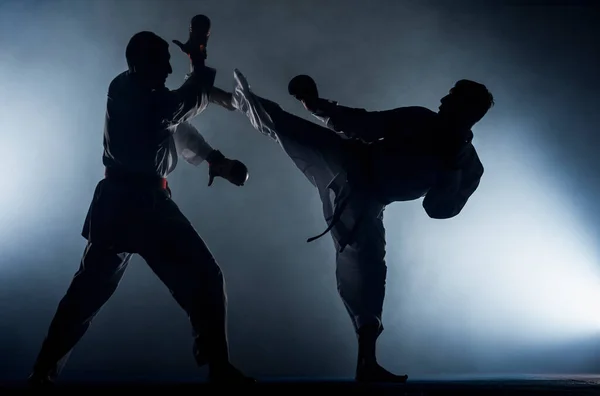 Νέοι Αθλητικοί Άνδρες Σιλουέτα Λευκό Κιμονό Κατάρτισης Karate Kata Κινείται — Φωτογραφία Αρχείου