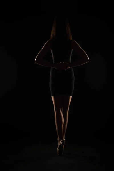 Sulhouette Ballerina Doing Symmetrical Pose While Standing Pointe Shoes — Stock Photo, Image