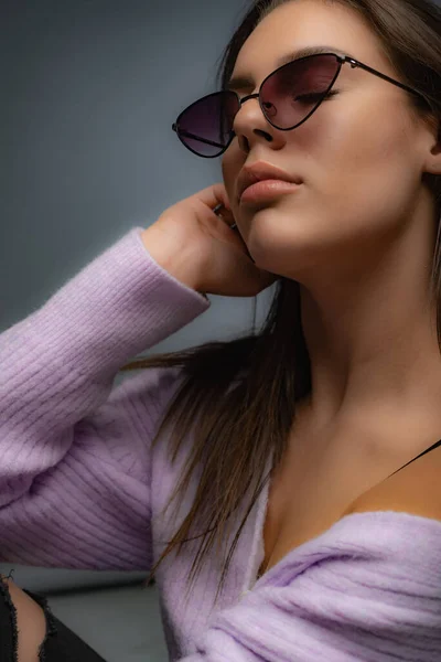 Attractive Beautiful Hot Girl Posing Her Eyes Closed Studio While — Stock Photo, Image