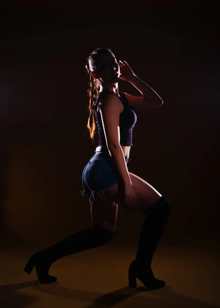 Hög Kontrast Siluett Bild Sexig Kvinnlig Modell Poserar Mörk Bakgrund — Stockfoto