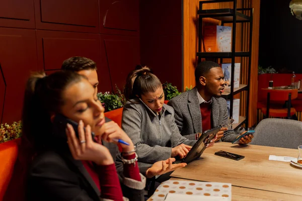 Groep Van Multiraciale Zakenmensen Werken Aan Telefoon Tablet Terwijl Zitten — Stockfoto