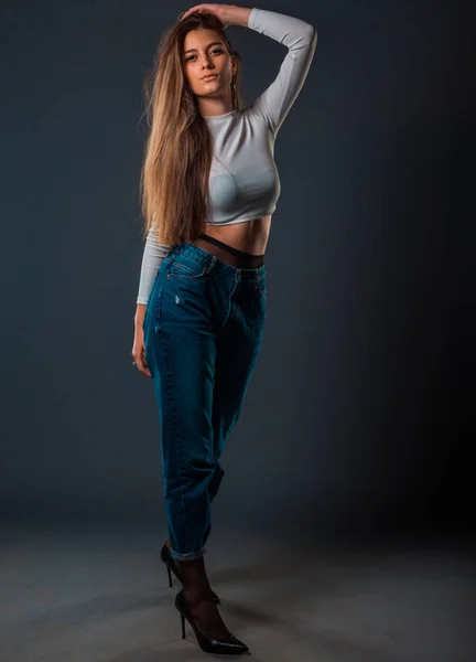 Corpo Tiro Uma Mulher Elegante Posando Jeans Moda Azul Blusa — Fotografia de Stock