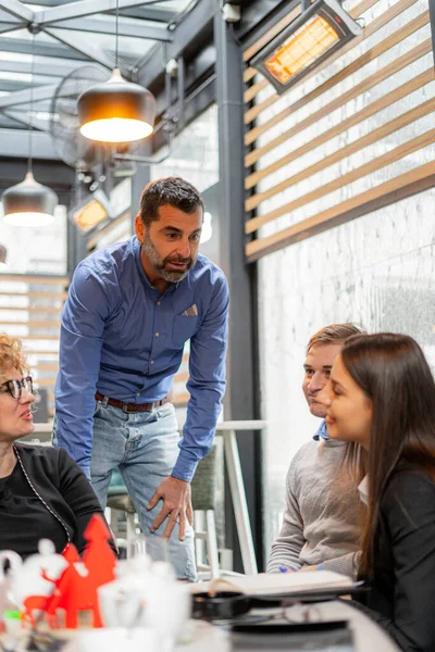 Cuatro Personas Negocios Increíbles Están Teniendo Una Conversación Café Sobre —  Fotos de Stock