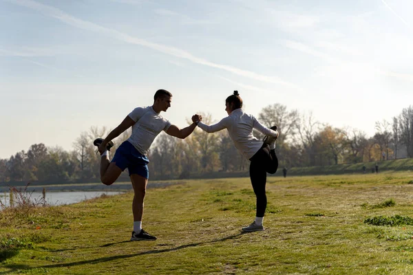 Dos Amigos Increíbles Forma Están Equilibrando Una Pierna — Foto de Stock