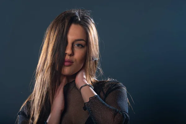 Kameraya Bakan Genç Kadın Modelin Seksi Yakın Plan Portresi — Stok fotoğraf
