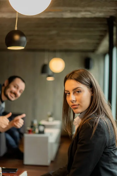 Atractiva Hermosa Mujer Negocios Joven Está Posando Café —  Fotos de Stock