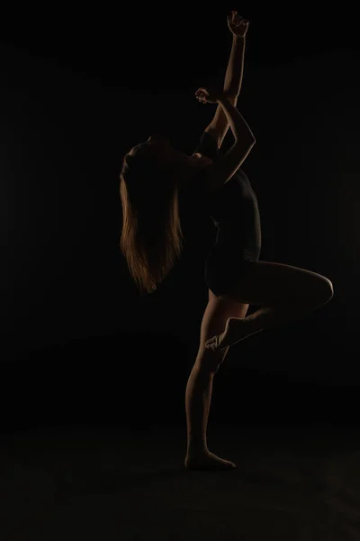 Jovem Bailarina Está Dobrando Costas Enquanto Equilibra Uma Perna Estúdio — Fotografia de Stock