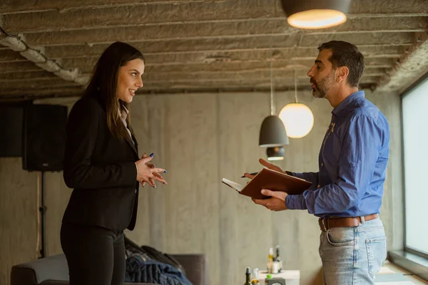 Dos Personas Negocios Increíbles Hermosas Están Teniendo Una Conversación Seria — Foto de Stock