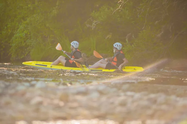 Enfoque Selectivo Luz Del Sol Mientras Que Dos Kayakistas Están —  Fotos de Stock