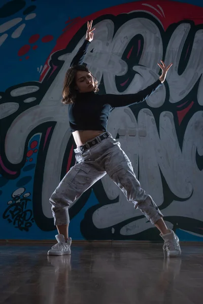 在涂鸦工作室背景下跳舞的年轻女子嘻哈舞蹈演员的轮廓 反差色 — 图库照片