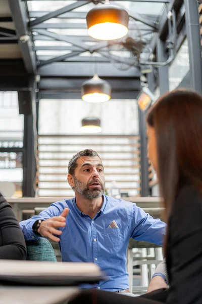 Cuatro Empresarios Amazig Están Teniendo Una Conversación Seria Sobre Negocio — Foto de Stock