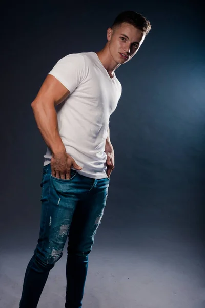 Trendiger Junger Mann Blauer Jeanshose Weißem Oberteil Und Trainingsschuhen — Stockfoto