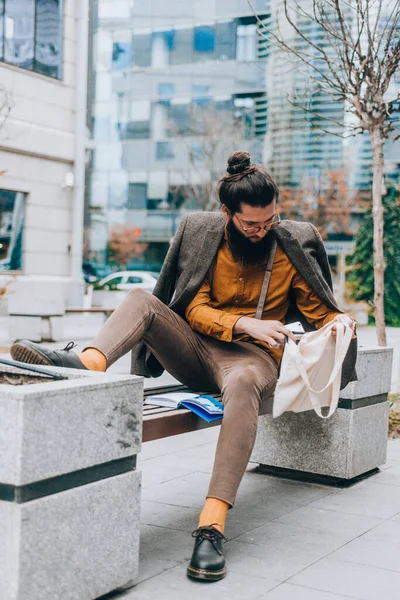 Modern Hippi Genç Adam Şehir Meydanındaki Bankta Otururken Bir Çanta — Stok fotoğraf