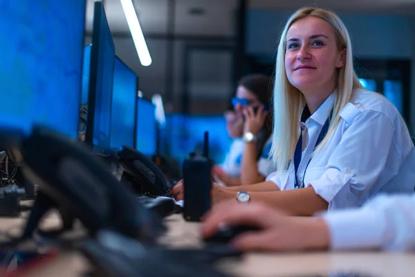 Colegas Operador Data Center Segurança Feliz Colegas Trabalho Sorrindo Monitorando — Fotografia de Stock