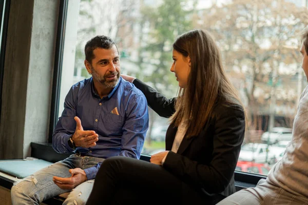 Grupp Fantastiska Och Vackra Affärsmän Tänker Och Talar Caféet — Stockfoto