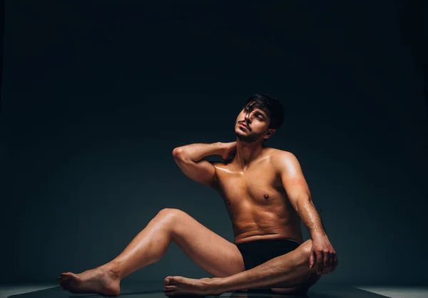 Junger Muskulöser Modelmann Schwarzer Unterwäsche Studioaufnahme Vor Dunklem Hintergrund — Stockfoto