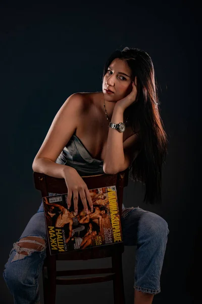 Atractiva Hermosa Chica Está Posando Silla Mientras Sostiene Revista Sus —  Fotos de Stock