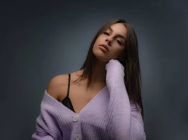 Atraente Bela Menina Quente Está Posando Enquanto Está Sendo Bonito — Fotografia de Stock