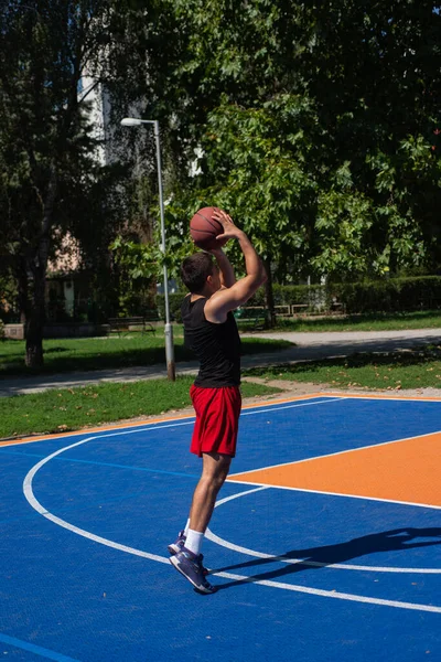 Jugador Baloncesto Saltar Disparar Jugar Baloncesto — Foto de Stock