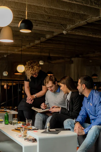 Cuatro Personas Negocios Están Haciendo Los Patrones Juntos Para Empresa —  Fotos de Stock