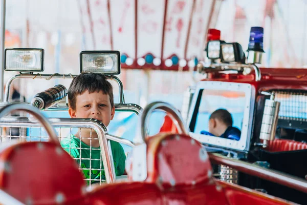 Szczęśliwy Mały Uśmiechnięty Chłopiec Jadący Zabawce Samochodowej Parku Rozrywki — Zdjęcie stockowe