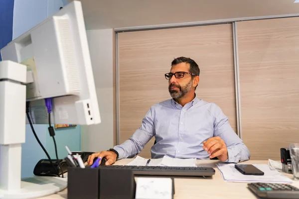 Hombre Negocios Mayor Guapo Está Trabajando Oficina Solo Mientras Piensa —  Fotos de Stock