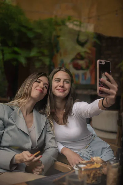 Garotas Atraentes Estão Fazendo Uma Selfie Bar Almoço Enquanto Comem — Fotografia de Stock