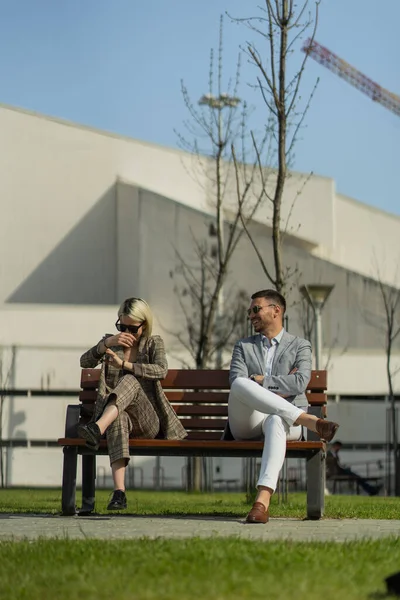 Gli Uomini Affari Urbani Ridono Mentre Sono Seduti Sulla Panchina — Foto Stock