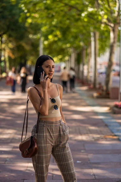 Çekici Iyi Giyimli Kadını Patronuyla Telefonda Konuşuyor — Stok fotoğraf