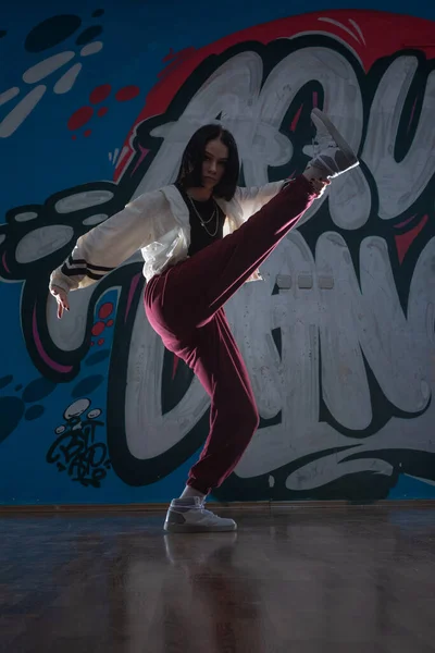 Joven Bailarina Atlética Delgada Realizando Saltando Sobre Fondo Oscuro Fitness —  Fotos de Stock