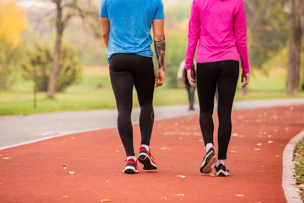 Nanılmaz Sportif Bir Çiftin Birlikte Yürüdüğü Yakın Çekim — Stok fotoğraf