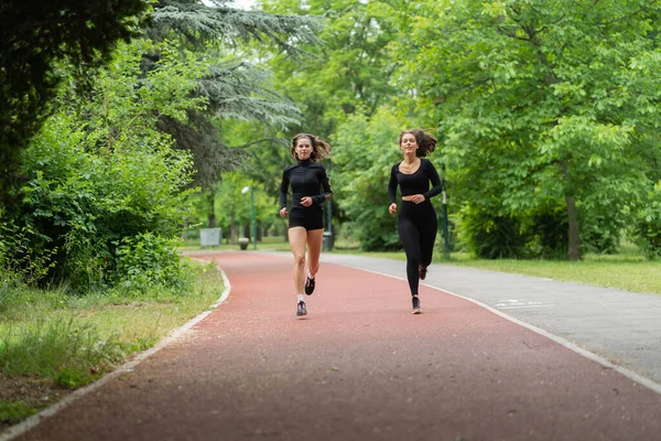 Meninas Bonitas Atraentes Estão Correndo Juntos Pela Manhã — Fotografia de Stock