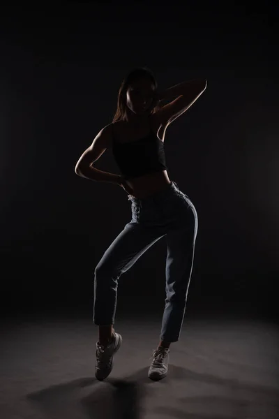 Silhouette Eines Jungen Mädchens Posiert Und Hält Ihre Haltung Studio — Stockfoto