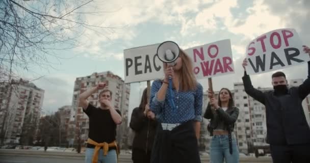 Protestas Contra Guerra Para Detener Guerra Ucrania Manifestantes Protestando Dando — Vídeos de Stock