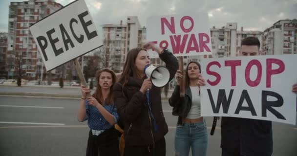 Protestas Contra Guerra Para Detener Guerra Ucrania Manifestantes Protestando Dando — Vídeo de stock
